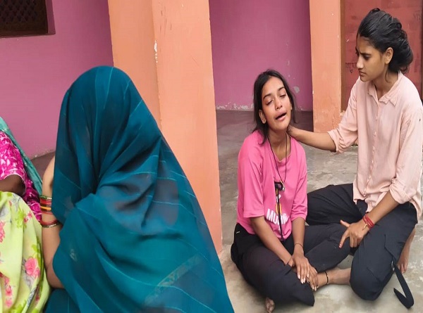 घटना के बार रोती बच्ची घटना के बार रोती बच्ची