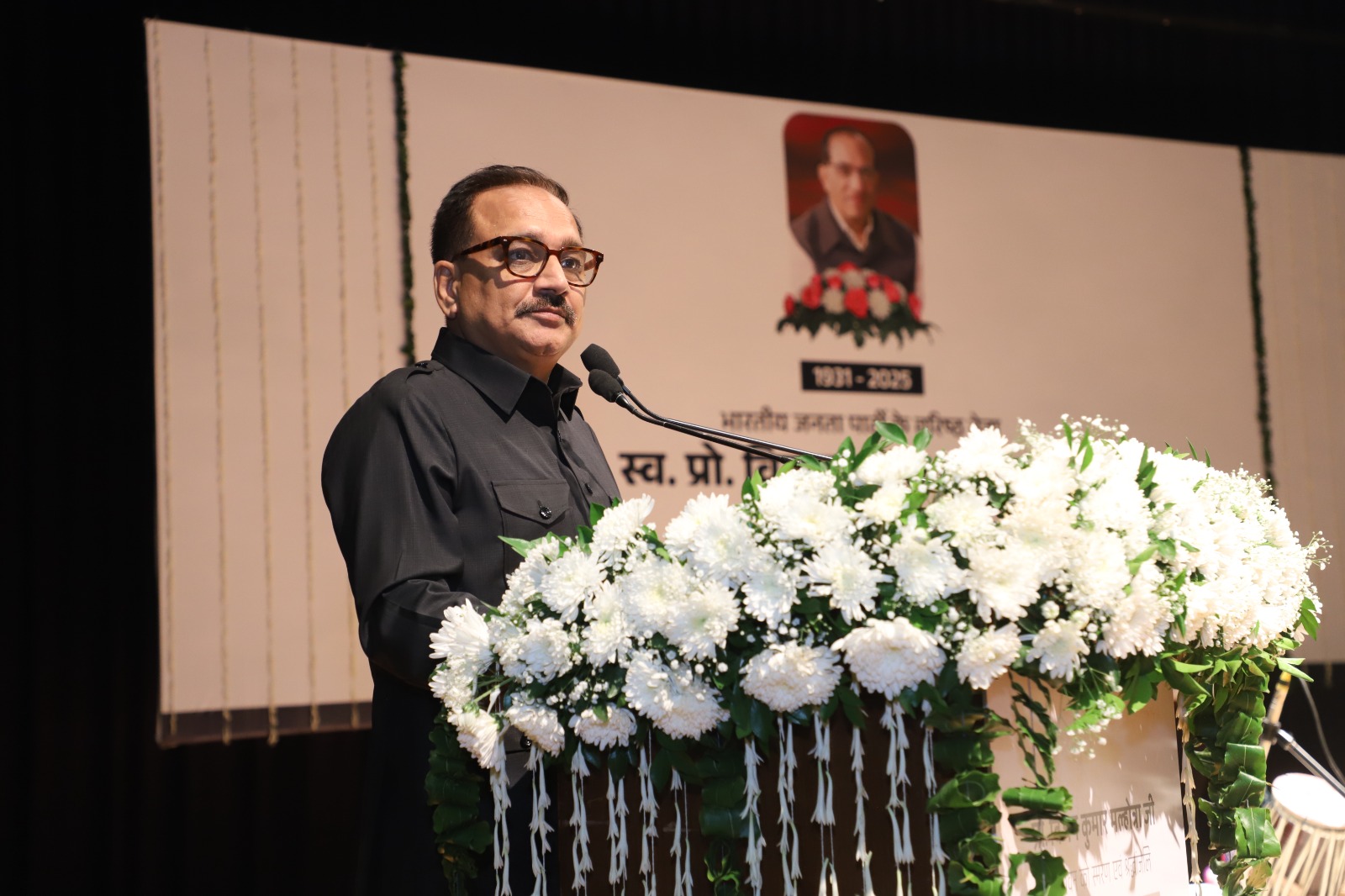 दिल्ली प्रदेश अध्यक्ष वीरेंद्र सचदेवा श्रद्धांजलि सभा को संबोधित करते हुए।