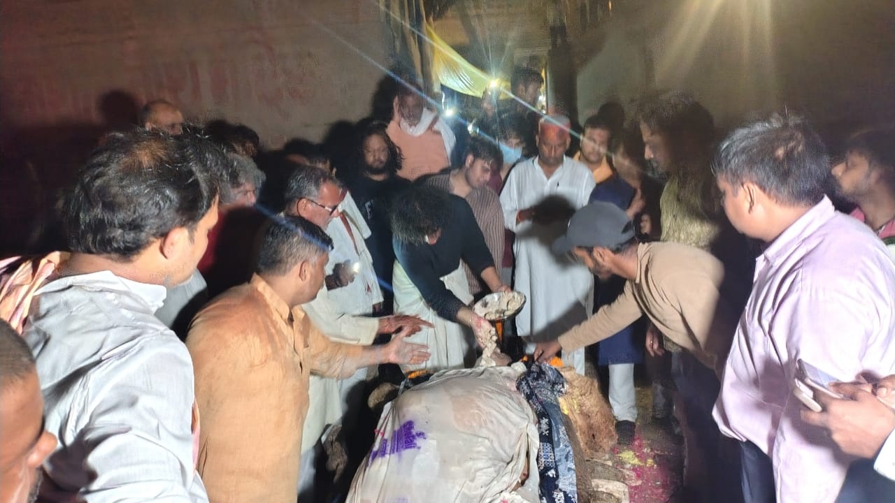 मणिकर्णिका घाट पर अंतिम संस्कार