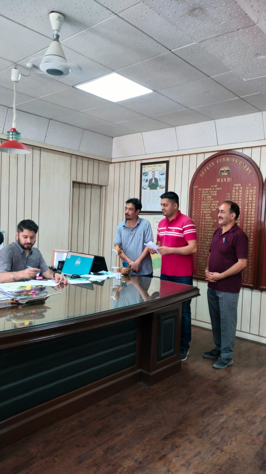 उपायुक्त को ज्ञापन सौंपते हुए।