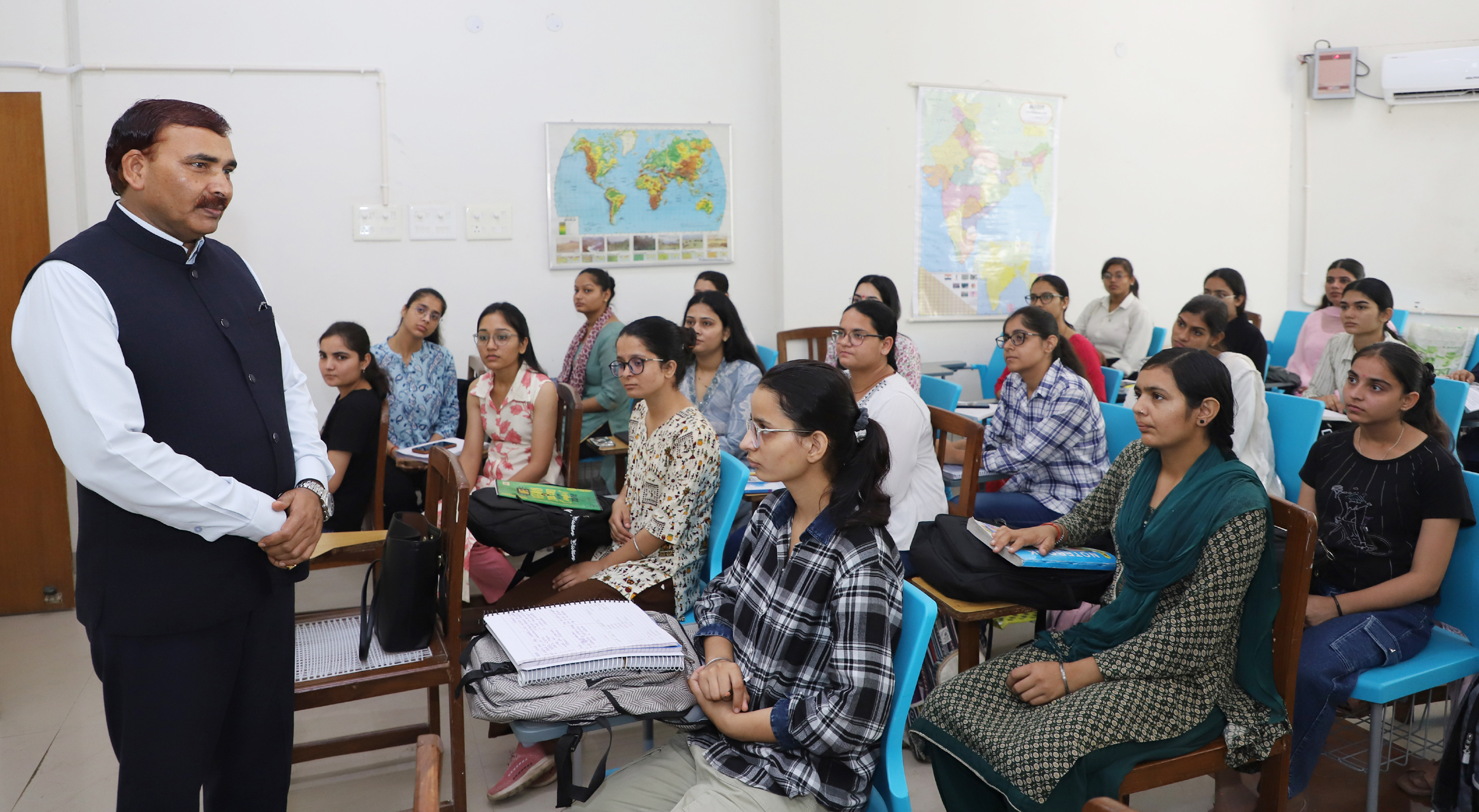 विद्यार्थियों से सीधे संवाद करते कुलपति प्रो. नरसी राम बिश्नोई। विद्यार्थियों से सीधे संवाद करते कुलपति प्रो. नरसी राम बिश्नोई।