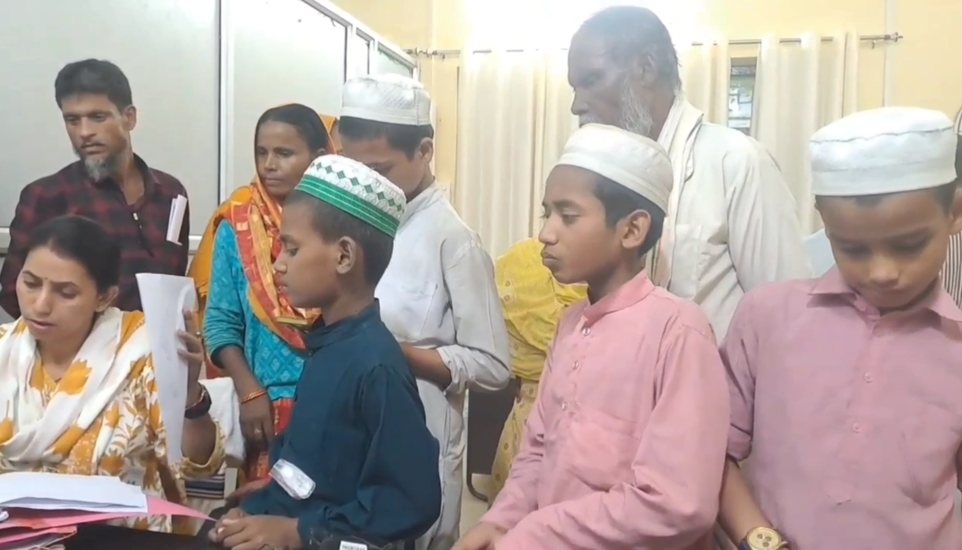अररिया फोटो:महाराष्ट्र से लाए गए बच्चे का काउंसलिंग