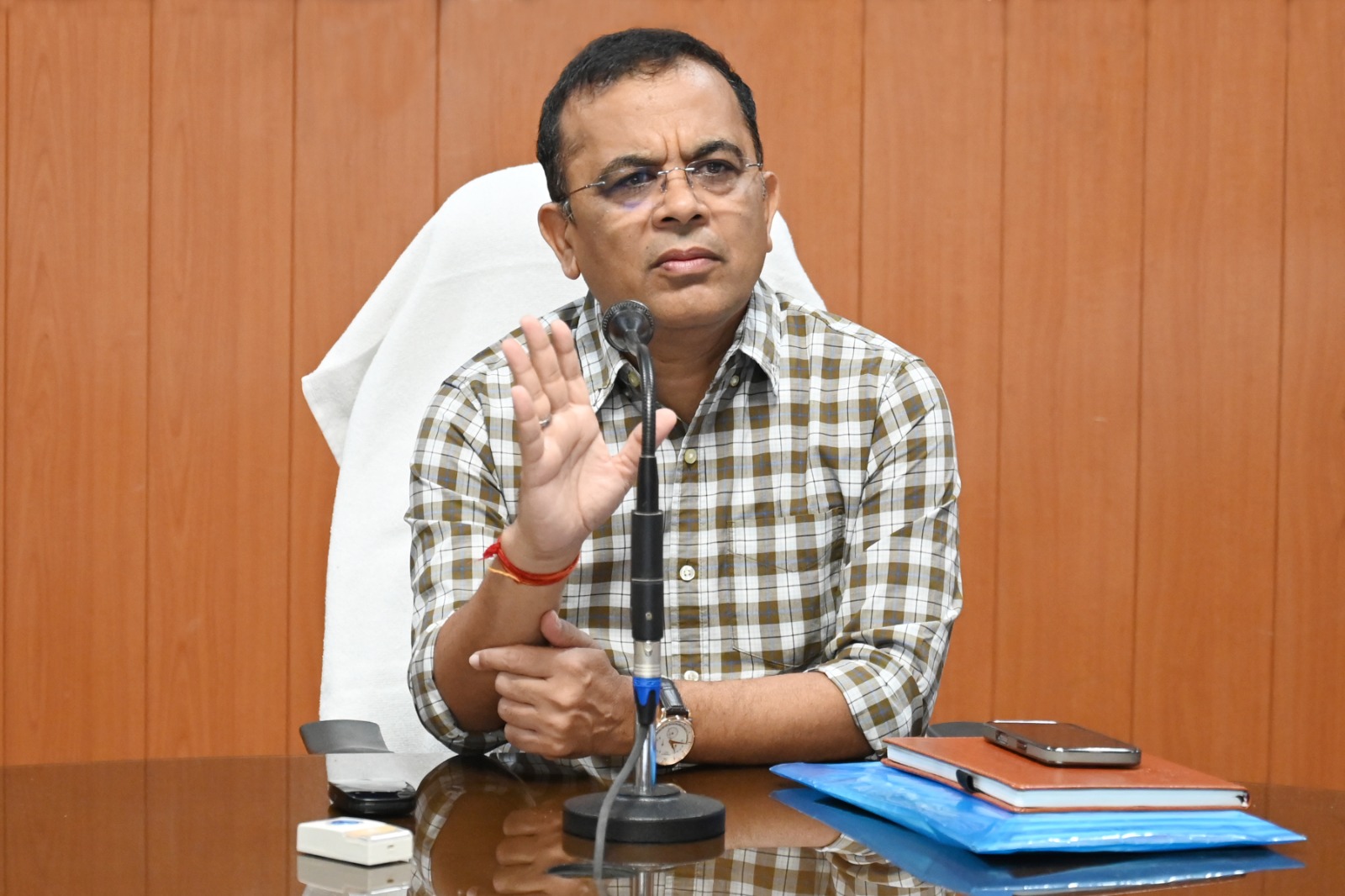 समीक्षा बैठक लेते कलेक्टर समीक्षा बैठक लेते कलेक्टर