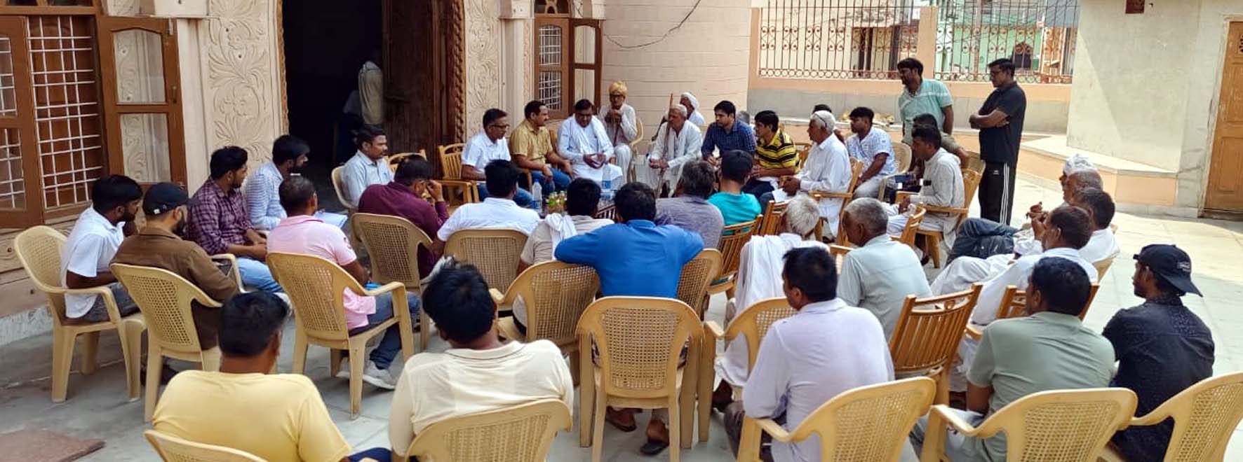 किसानों को पराली प्रबंधन के संबंध में जानकारी देते कृषि विभाग के अधिकारी।