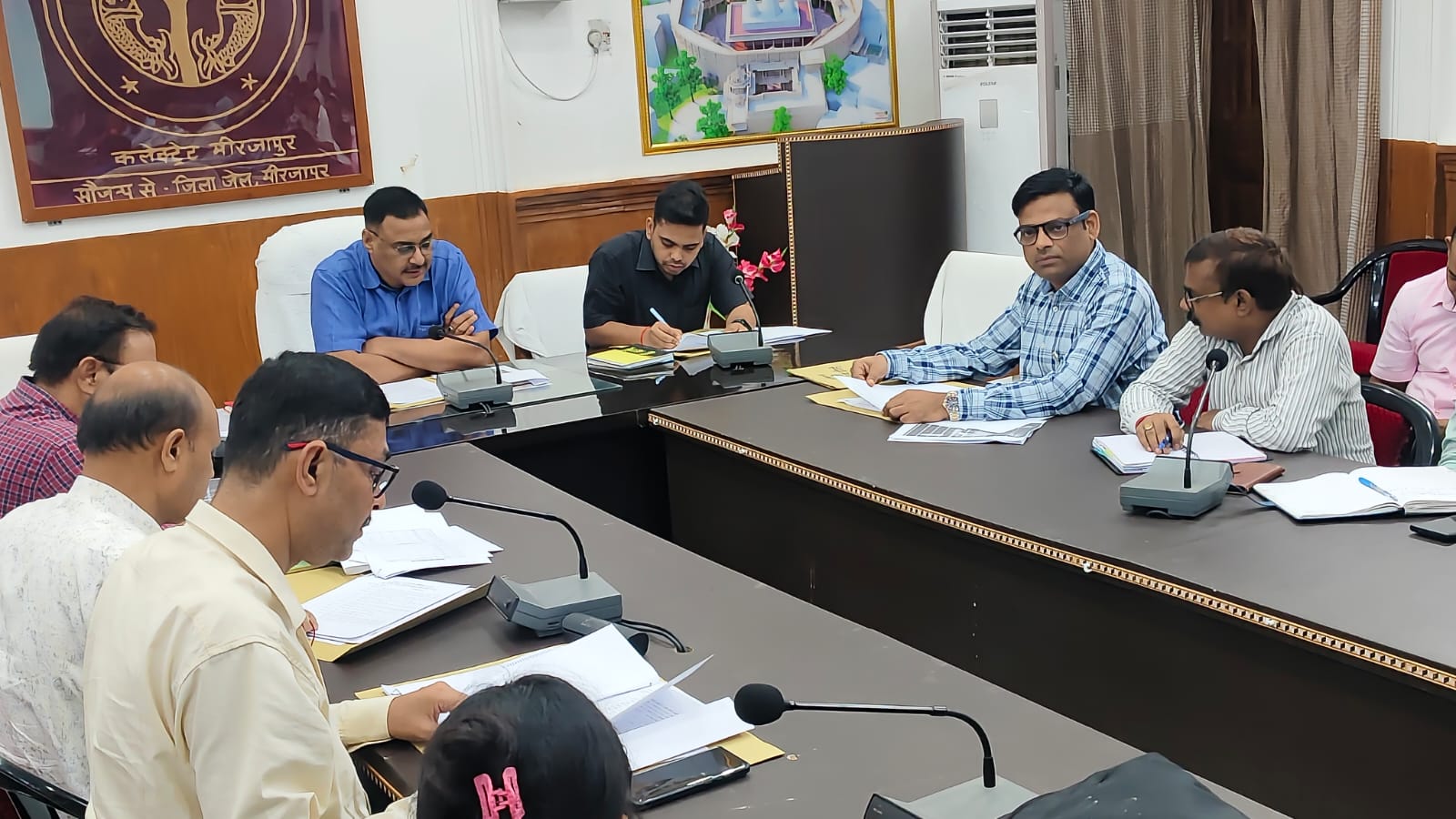 खंड विकास और ग्राम विकास अधिकारियों को सम्बोधित करते डीएम पवन कुमार गंगवार।