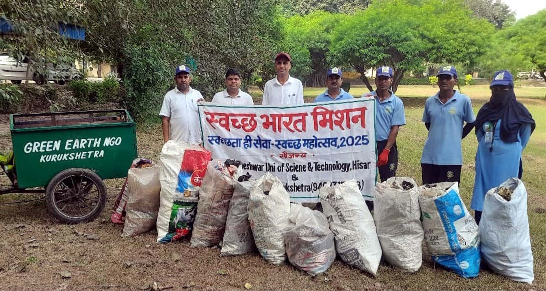 राष्ट्रीय स्वच्छता दिवस के उपलक्ष्य पर सफाई अभियान चलाते पदाधिकारी।