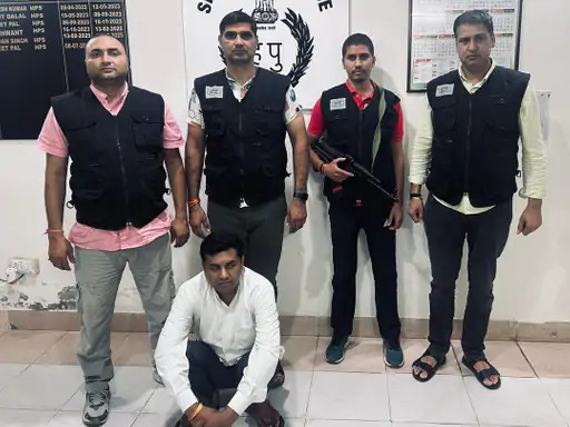 एसटीएफ टीम की गिरफ्त में तस्कर।