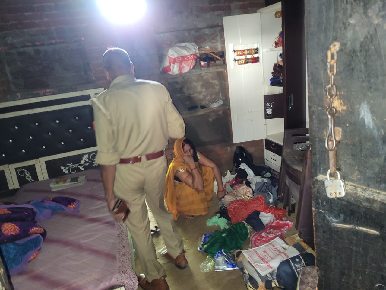 घटना स्थल पर मौजूद पुलिस घटना स्थल पर मौजूद पुलिस