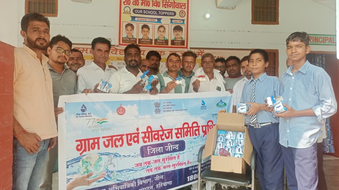 जल बचाने को लेकर जागरूक करते हुए अधिकारी।