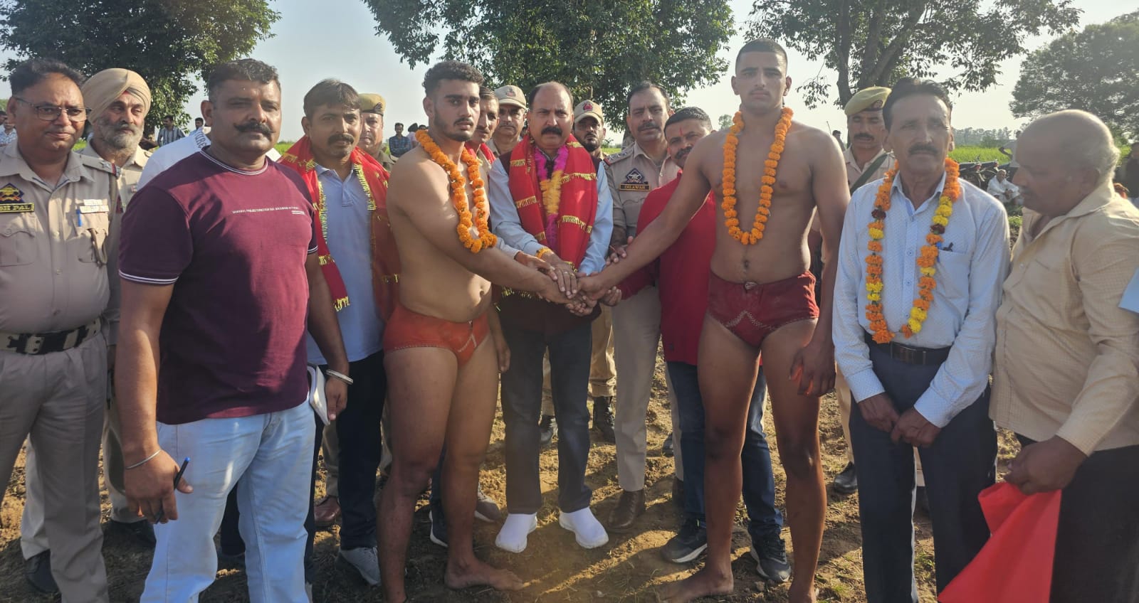 चंगिया में पारंपरिक दंगल का आयोजन, 50 से अधिक पहलवानों ने दिखाया दमखम चंगिया में पारंपरिक दंगल का आयोजन, 50 से अधिक पहलवानों ने दिखाया दमखम