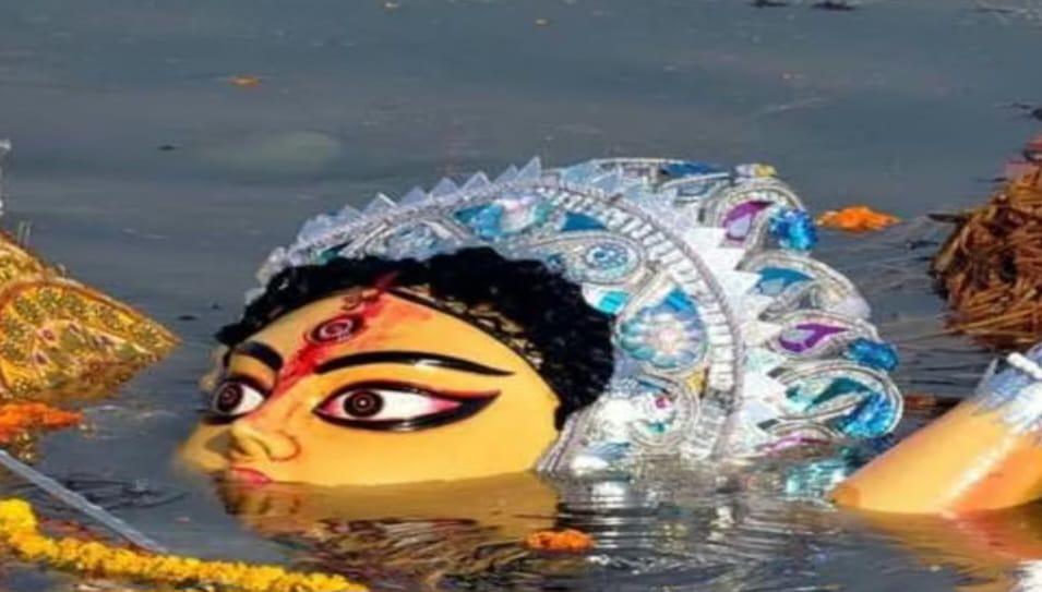 मां दुर्गा की प्रतिमा का विसर्जन