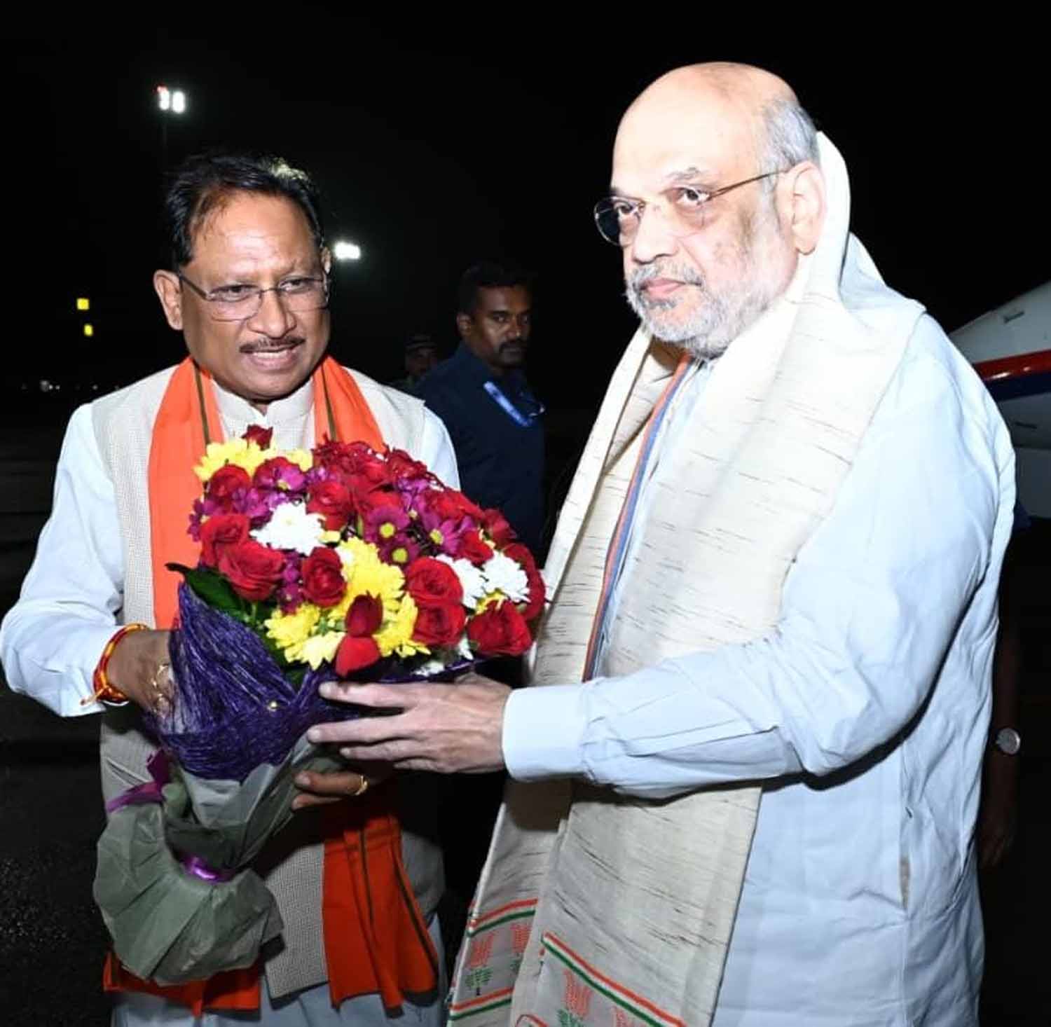 केंद्रीय गृह मंत्री अमित शाह का मुख्यमंत्री साय गुलदस्ता भेंट कर स्वागत करते हुए