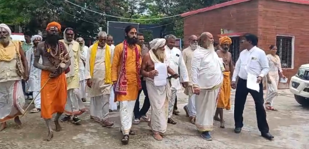 ज्ञापन देने जाते साधु संत ज्ञापन देने जाते साधु संत