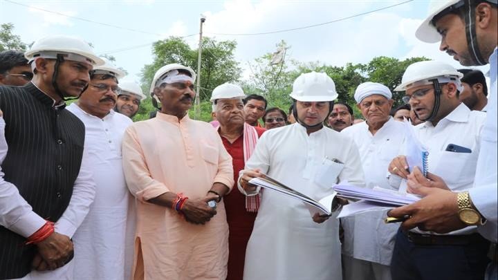 केन्द्रीय मंत्री सिंधिया ने ग्वालियर में निर्माणाधीन “अटल स्मारक” का लिया जायजा