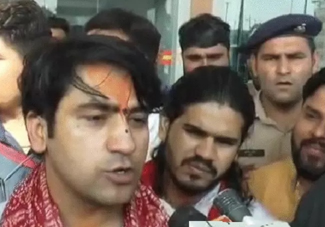 पंडित धीरेंद्र शास्त्री ग्वालियर में मीडिया से बात करते हुए