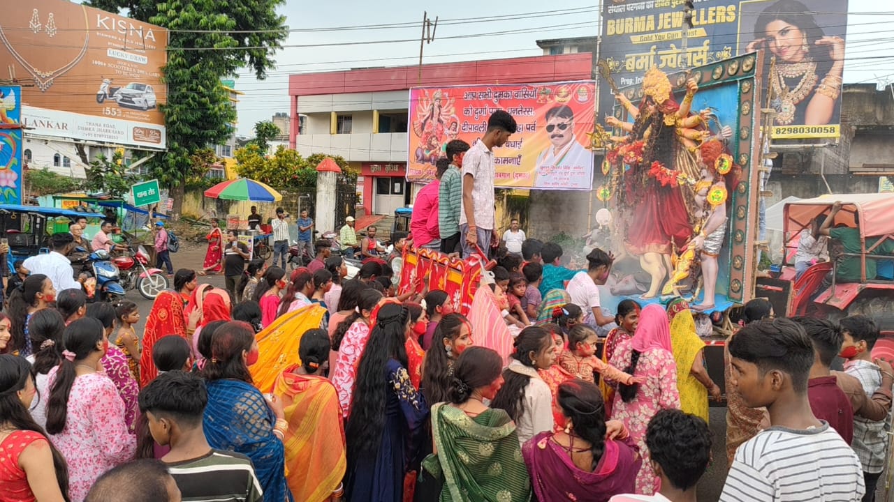 मां दुर्गा के प्रतिमा को विर्सजन करने ले जाते श्रद्धालू