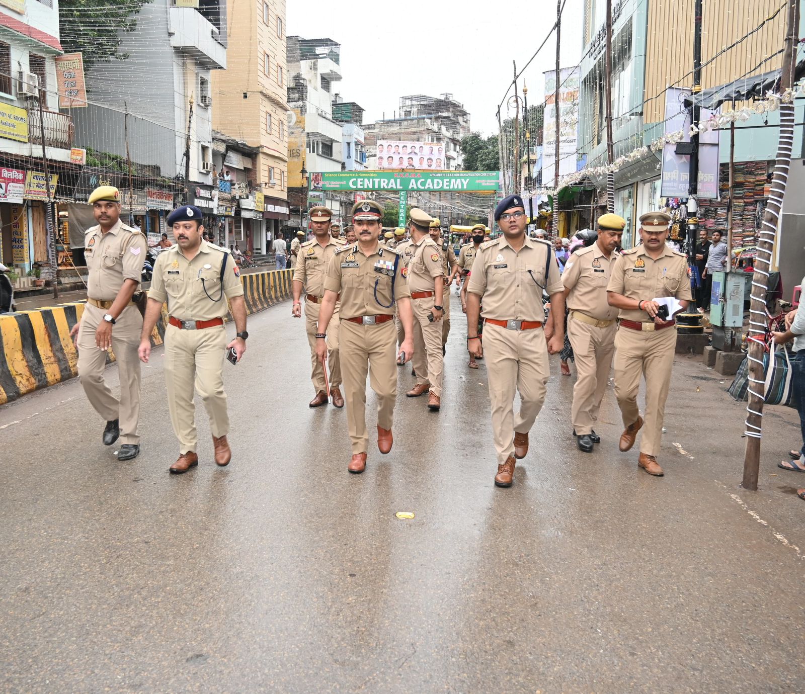 पुलिस कमिश्नर रूट मार्च में