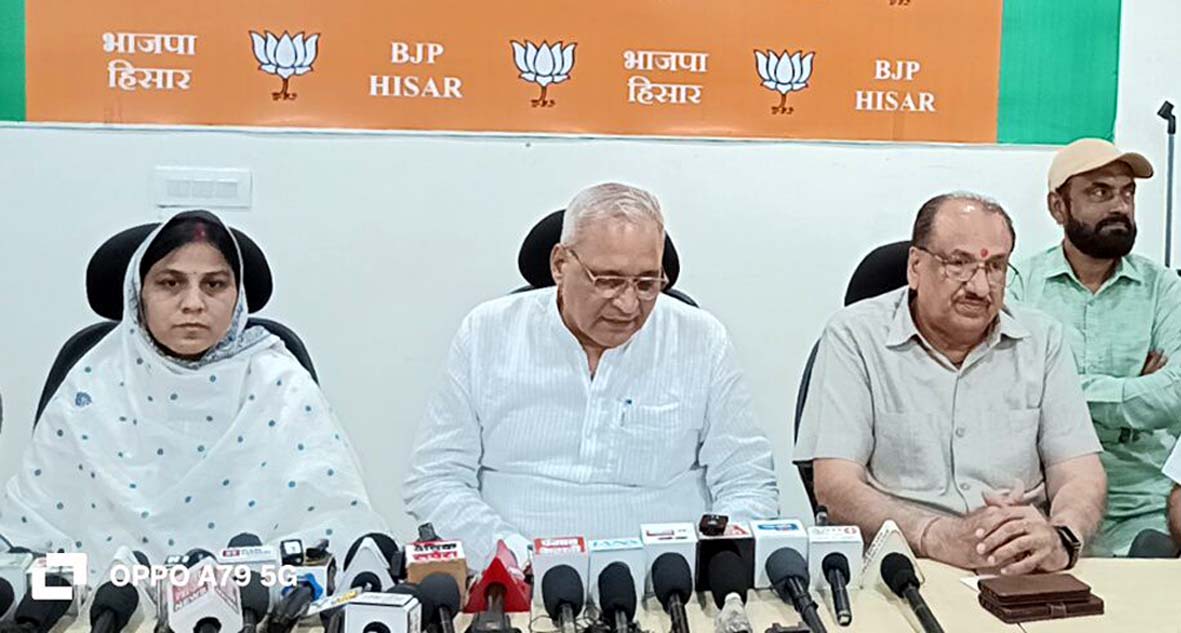 पत्रकारों से बातचीत करते मंत्री रणबीर गंगवा। पत्रकारों से बातचीत करते मंत्री रणबीर गंगवा।