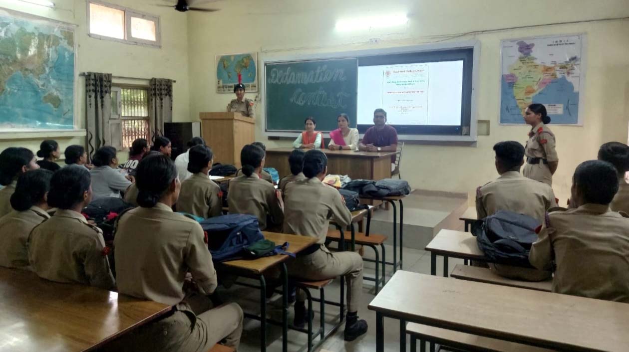 कार्यक्रम में उपस्थित प्राचार्य डॉ. विक्रमजीत सिंह एवं अन्य।