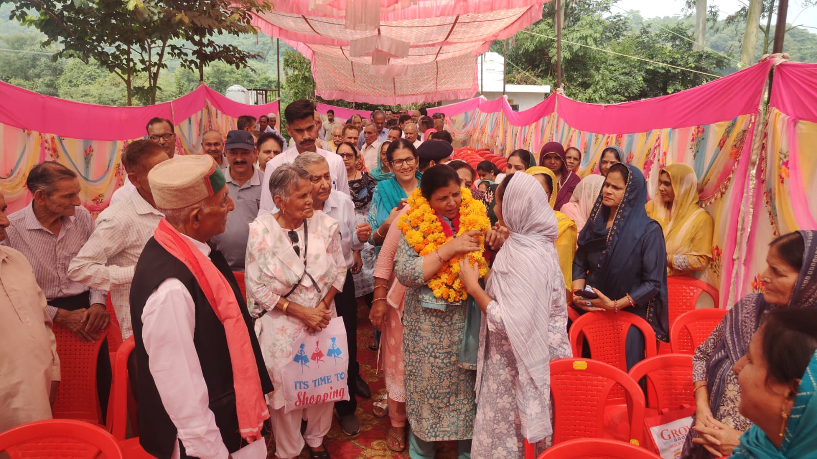 कार्यक्रम के दौरान विधायक का स्वागत करते हुए स्थानीय लोग।