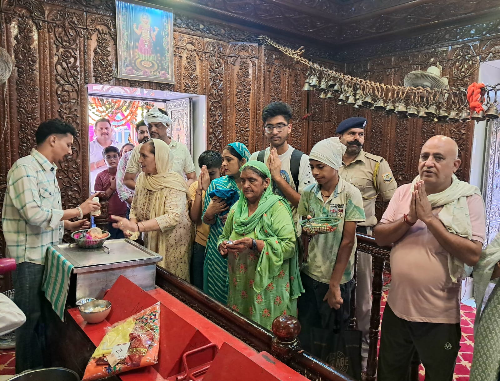 माता बाला सुंदरी मंदिर में दर्शनों को उमड़े श्रद्धालु माता बाला सुंदरी मंदिर में दर्शनों को उमड़े श्रद्धालु