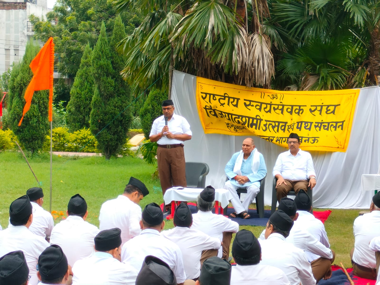 कार्यक्रम में बोलते हुए सुभाष
