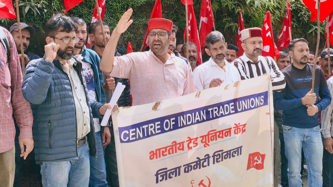 एम्बुलेंस कर्मियो की मांग पर हड़ताल एम्बुलेंस कर्मियो की मांग पर हड़ताल