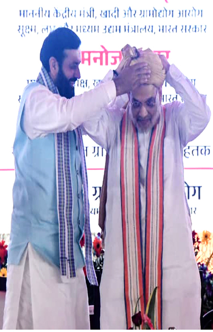 हरियाणा के मुख्यमंत्री नायब सैनी गृहमंत्री अमित शाह को पगड़ी पहनाते हुए