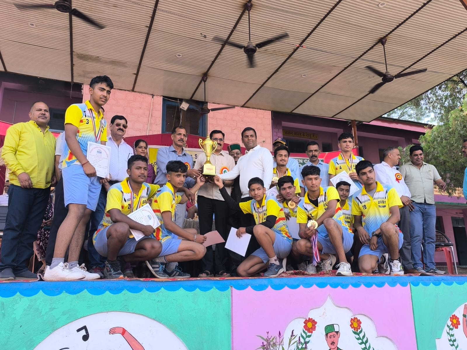 अंडर बाॅयज खेलकूद प्रतियोगिता के विजेता को पुरस्कृत करते हुए।
