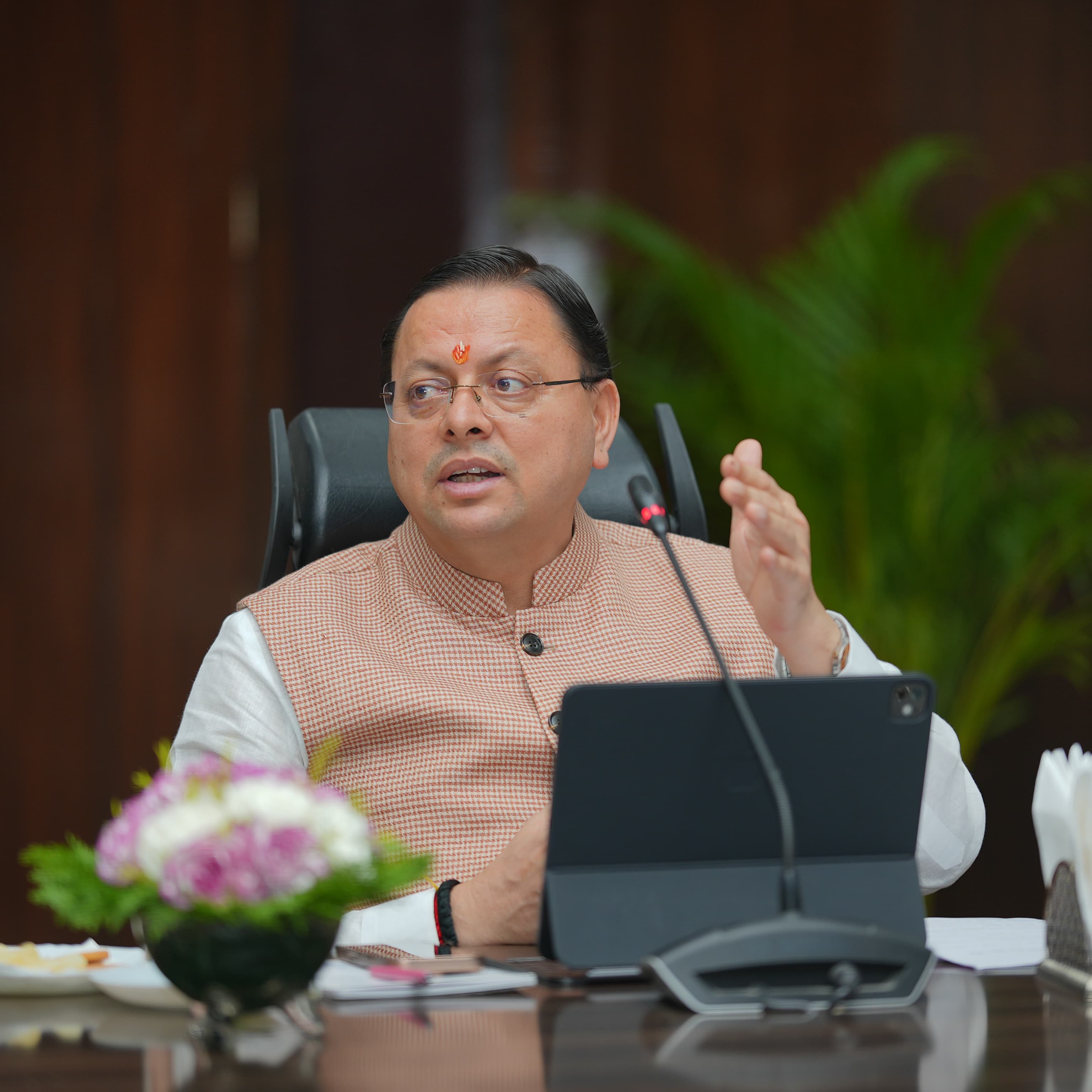 मुख्यमंत्री पुष्कर सिंह धामी शुक्रवार को सीएम हेल्पलाइन की सचिवालय में समीक्षा बैठक करते।