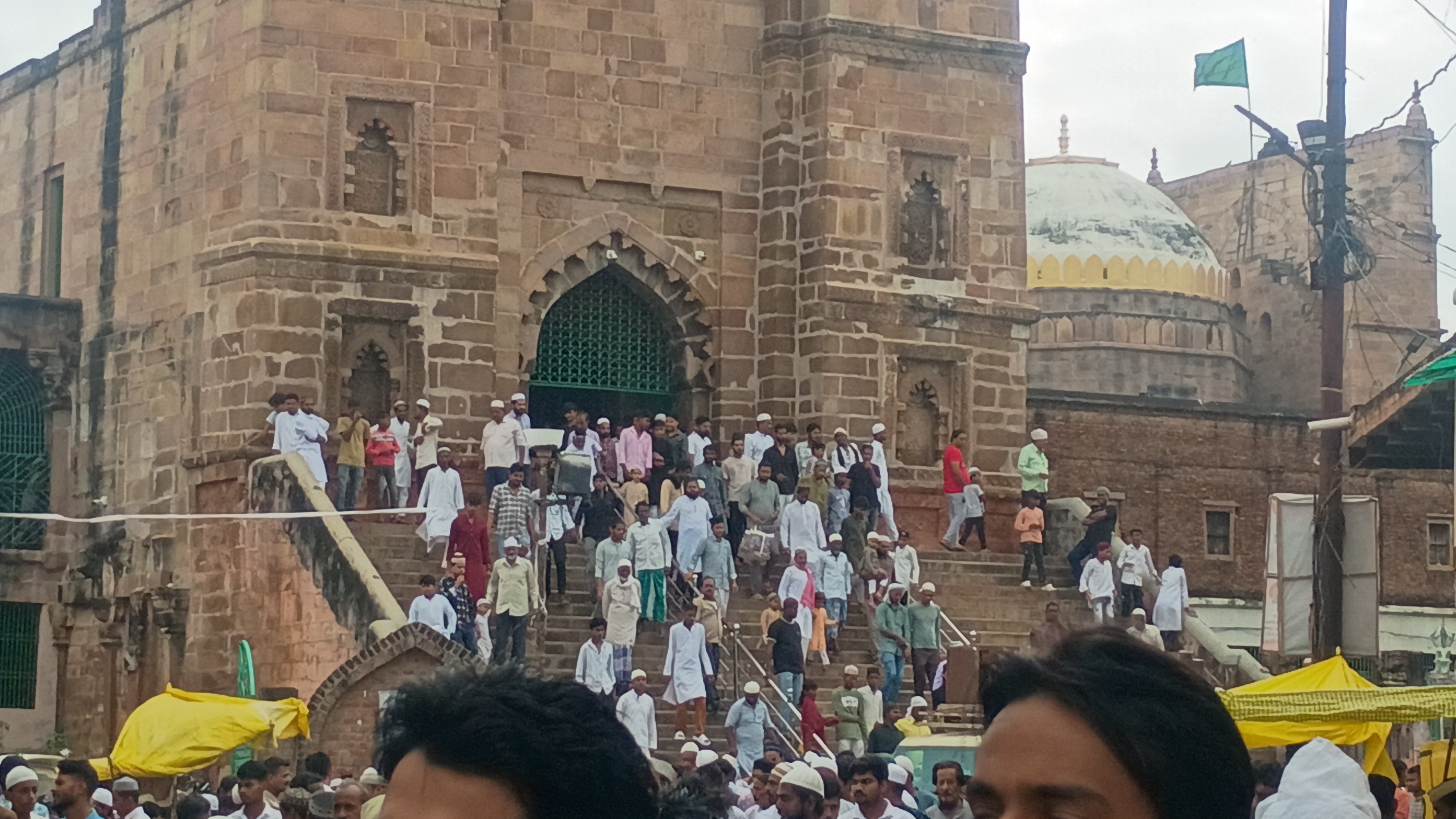 बड़ी मस्जिद से नमाज अदा कर बाहर निकलते हुए नमाजी