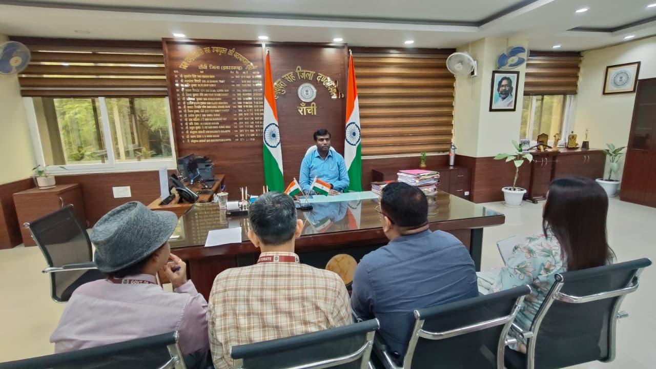 बैठक करते उपायुक्त