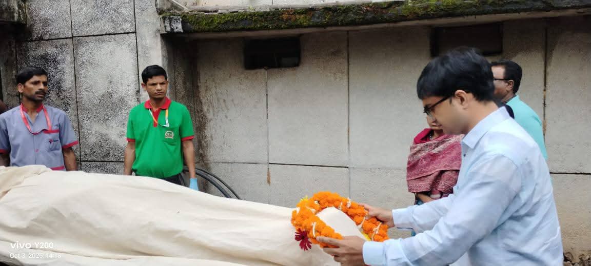 श्रद्धांजलि अर्पित करते डीसी