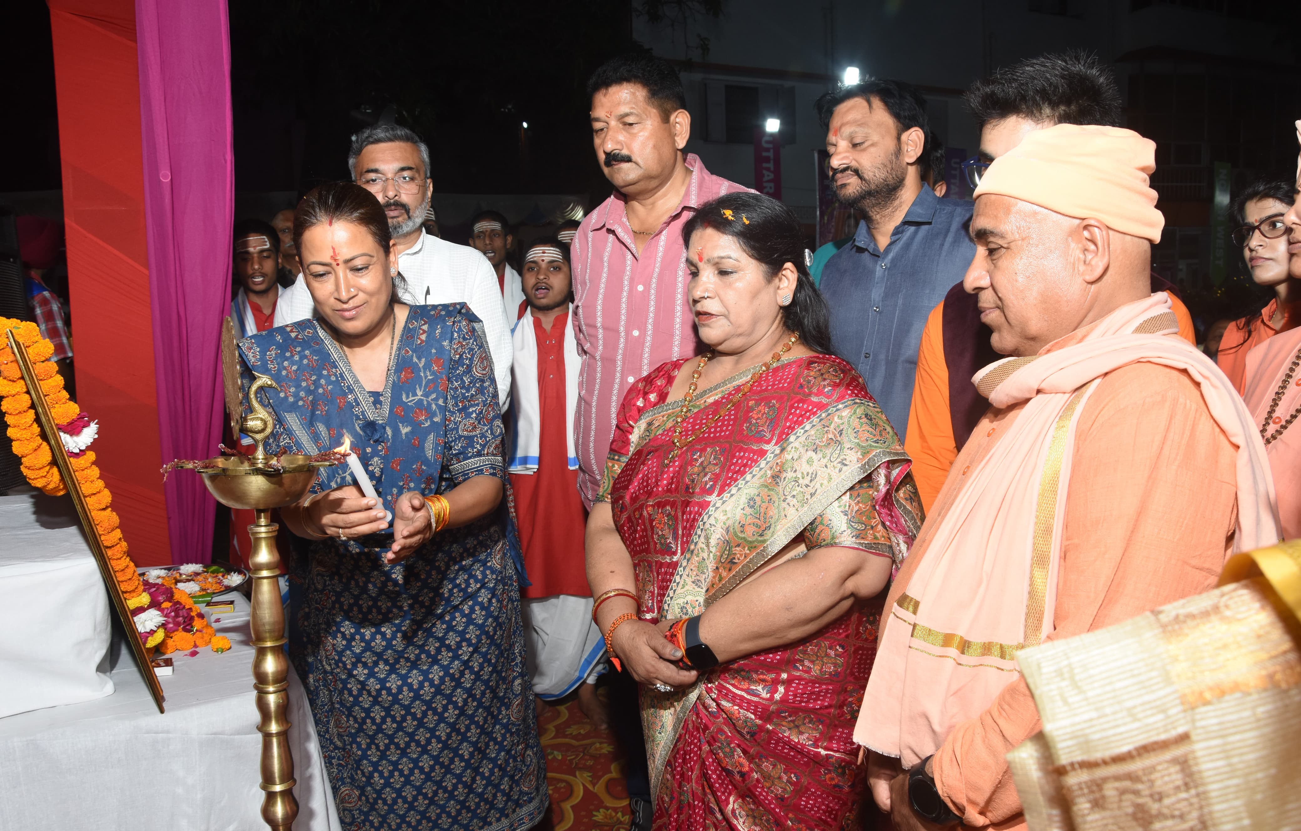 उद्घाटन करती रेखा आर्य