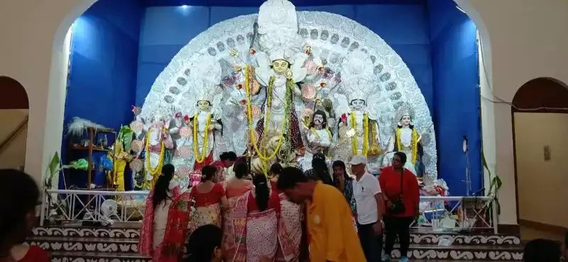 पूजा पंडाल में सिंदूर खेला की रस्म निभाती बंग समाज की महिलाए