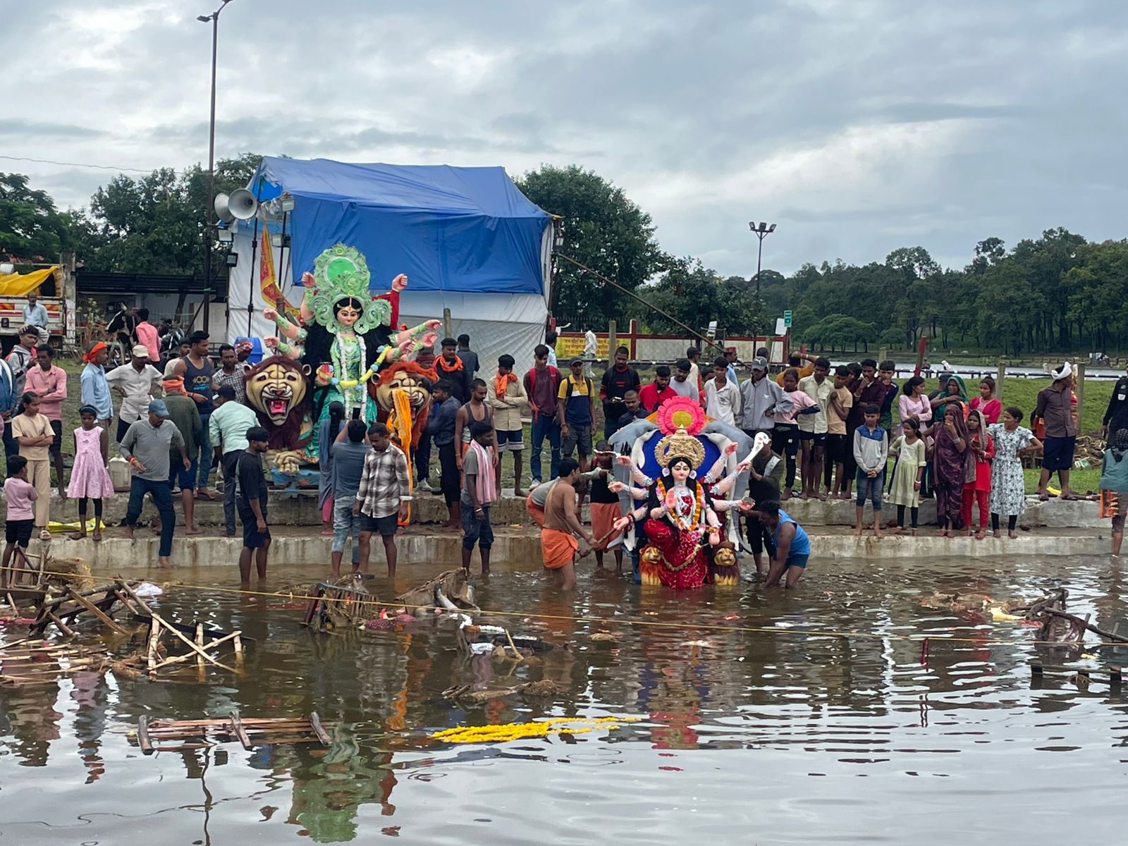 अमरकंटक में मां दुर्गा का विसर्जन करते लोग