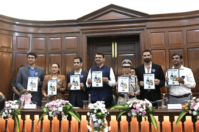 फोटो: मुंबई में साइबर जागरुकता कार्यक्रम को संबोधित करते हुए मुख्यमंत्री देवेंद्र फडणवीस