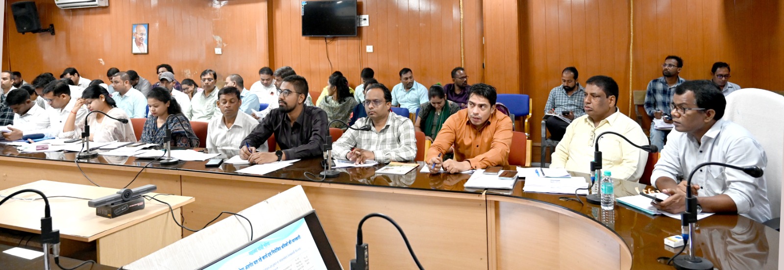 समीक्षा बैठक में उपस्थित अधिकारी एवं कर्मचारी समीक्षा बैठक में उपस्थित अधिकारी एवं कर्मचारी