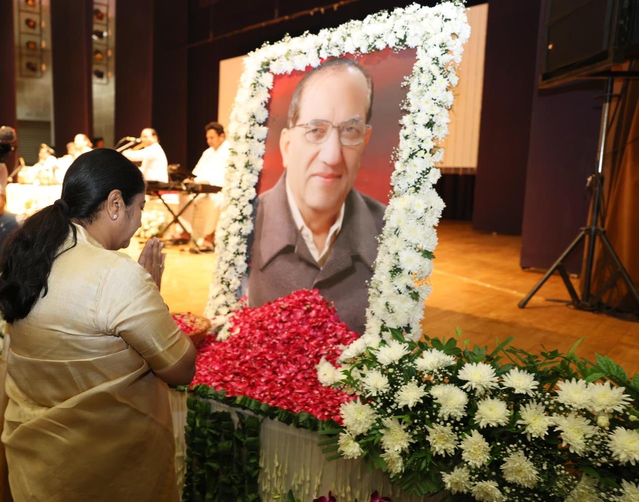 सिविक सेंटर में  शुक्रवार को भाजपा नेता विजय कुमार मल्होत्रा को श्रद्धांजलि अर्पित करती मुख्यमंत्री रेखा गुप्ता