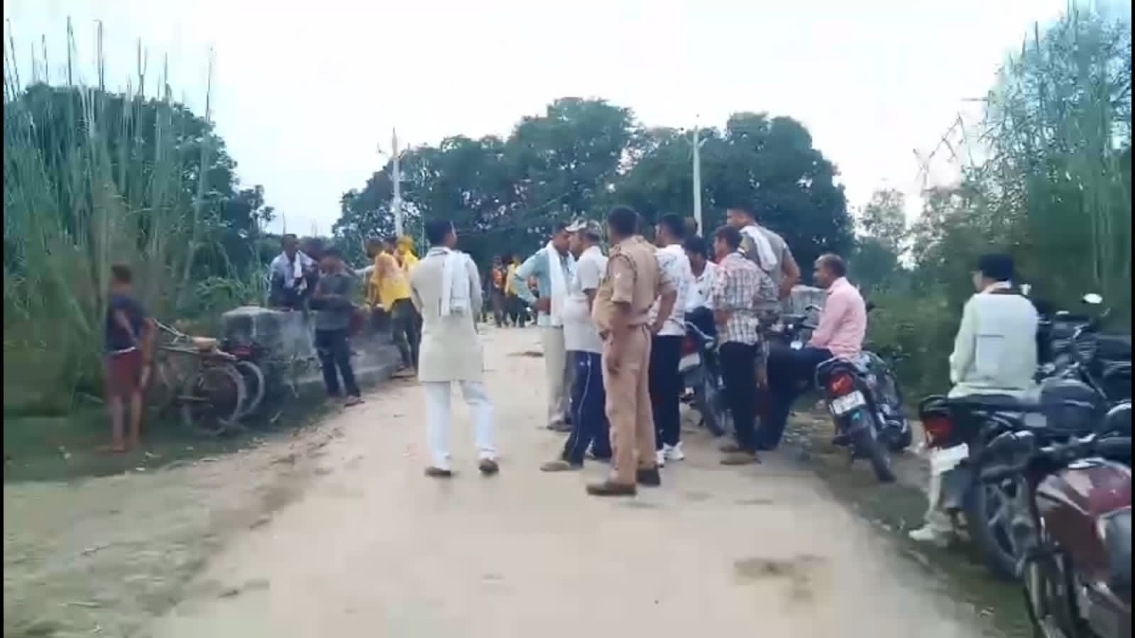 युवती की तलाश करती पुलिस व ग्रामीणों की भीड़ युवती की तलाश करती पुलिस व ग्रामीणों की भीड़