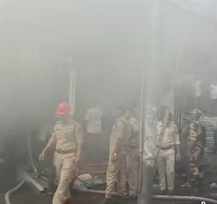 गुवाहाटी के फैंसी बाजार में शुक्रवार की सुबह लगी आग को बजाते अग्निशमन कर्मी