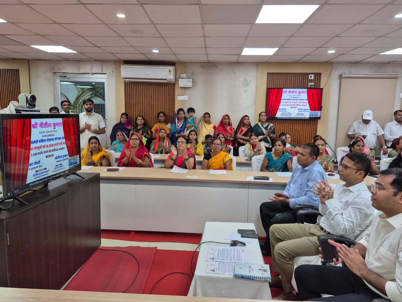 सारण जिले की 1 लाख 39 हजार महिलायें को स्वरोजगार के लिये 10 हजार रुपये की प्रथम क़िस्त की राशि का हुआ अंतरण सारण जिले की 1 लाख 39 हजार महिलायें को स्वरोजगार के लिये 10 हजार रुपये की प्रथम क़िस्त की राशि का हुआ अंतरण