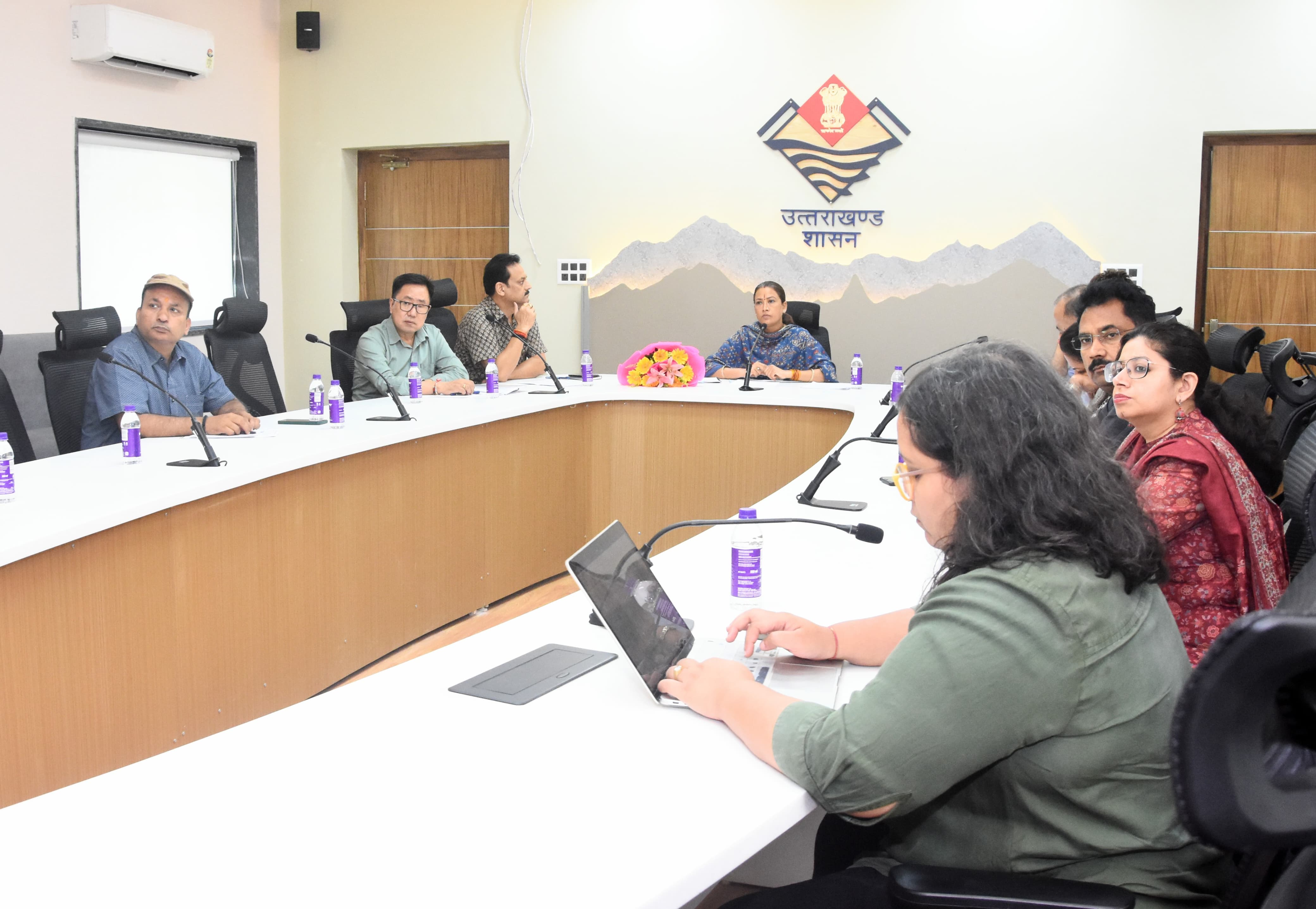 वर्चुअल बैठक को संबोधित करती रेखा आर्या।