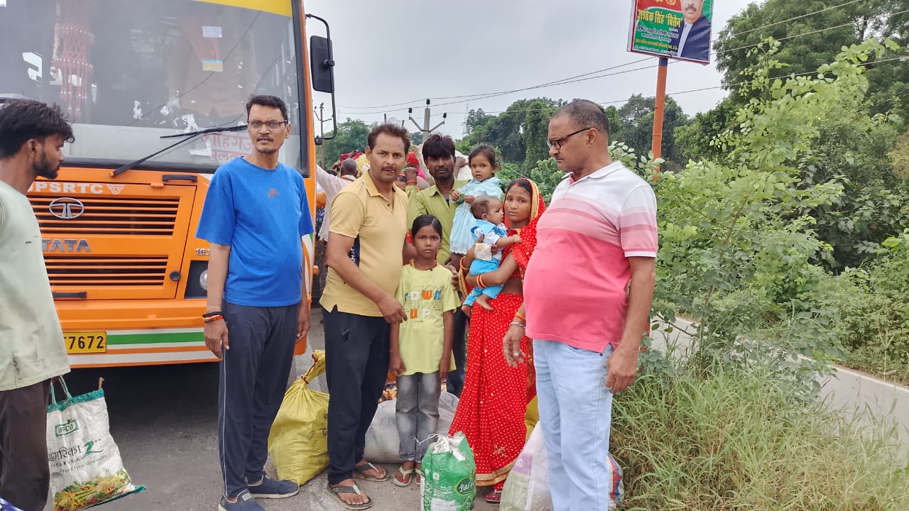 घायलो की मदद करते संघ के कार्य कर्ता