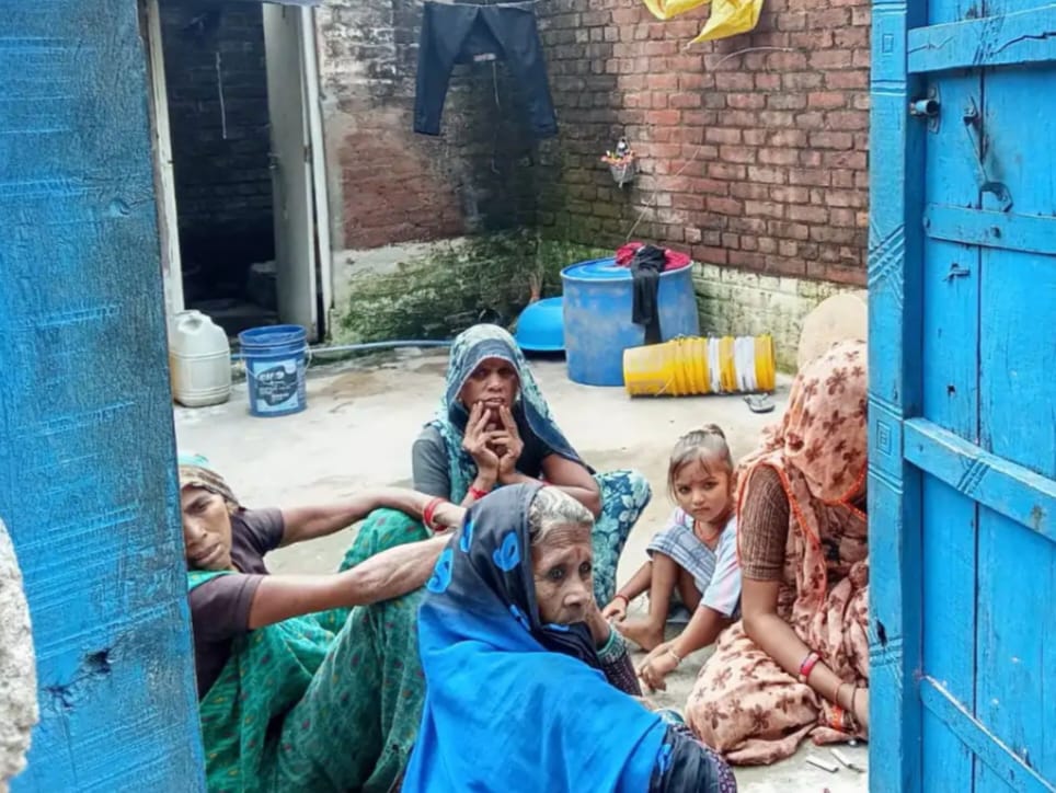 हादसे में बेटी की मौत से बदहवाश बैठे परिजन
