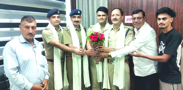 पुलिस कर्मियों को सम्मानित करते हुए