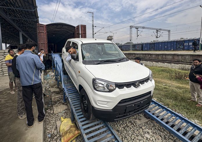मारुति सुजुकी के मानेसर प्लांट में निर्मित 116 वाहनों को लेकर ट्रेन दक्षिण कश्मीर के अनंतनाग गुड्स शेड पहुँची