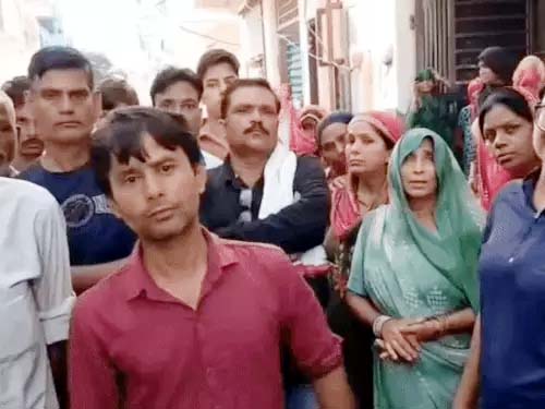 घटनास्थल पर मौजूद लोग।