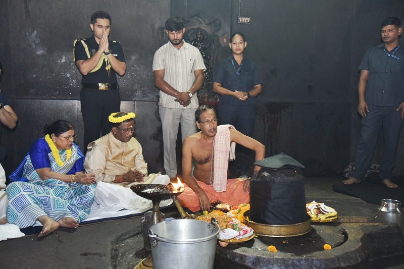 शुक्रवार को गुवाहाटी के नवग्रह मंदिर में अपनी पत्नी के साथ पूजा-अर्चना करते राज्यपाल लक्ष्मण प्रसाद आचार्य।