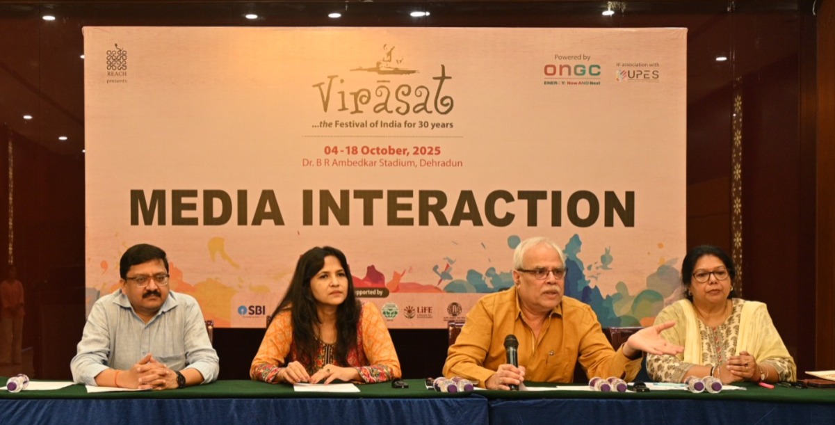 रिच संस्था के पदाधिकारी पत्रकारों से बातचीत करते।